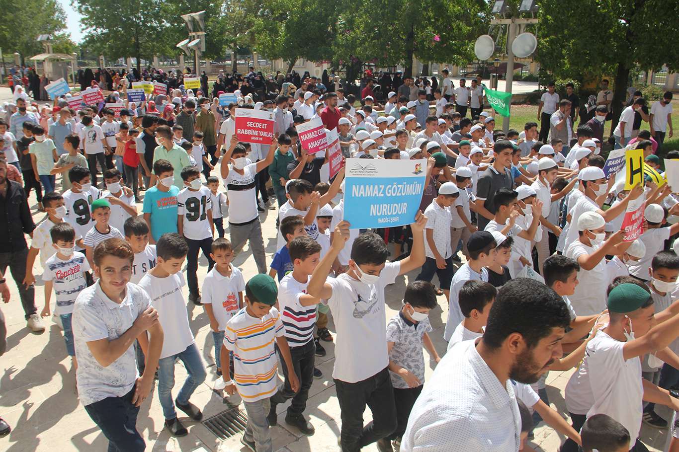 Adana'da yüzlerce çocuk "Hayat Namazla Güzeldir" etkinliğine katıldı